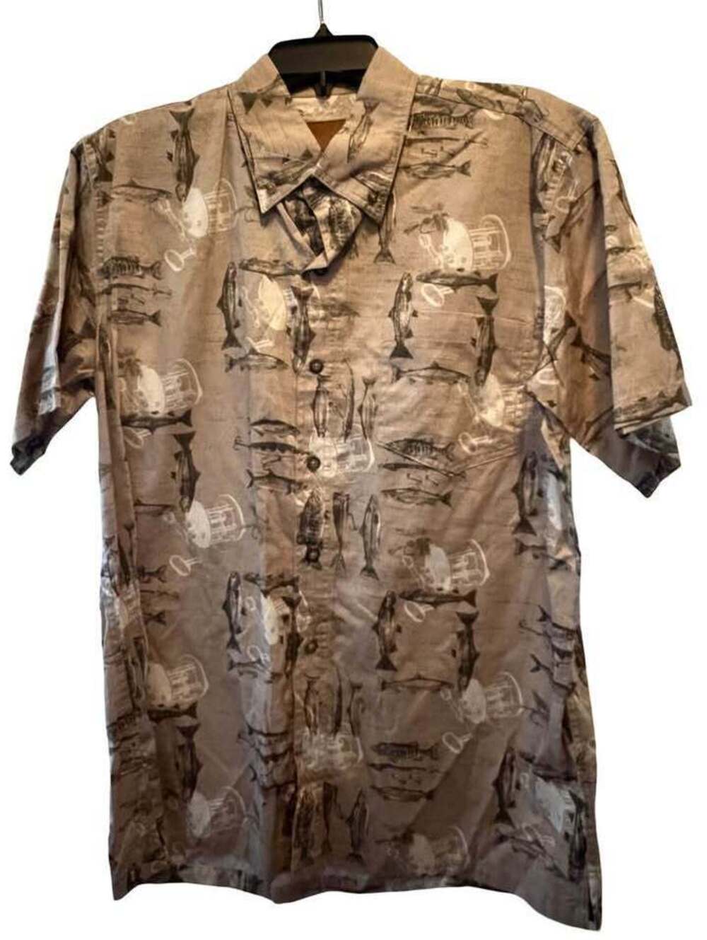 NEW Clearwater outfitters fish pattern men's short sleeve shirt, size medium